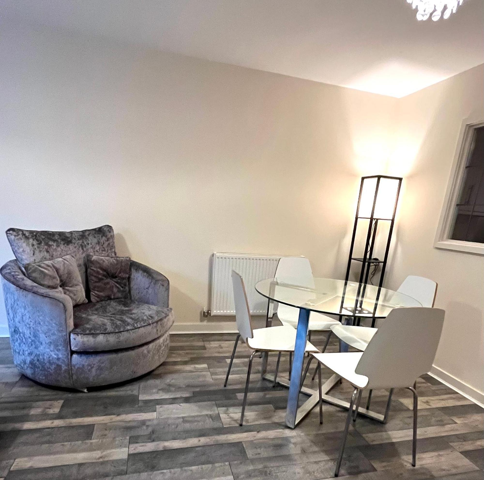 Spacious Two Bedrooms Apartment For Business And Holiday Portsmouth Exteriör bild